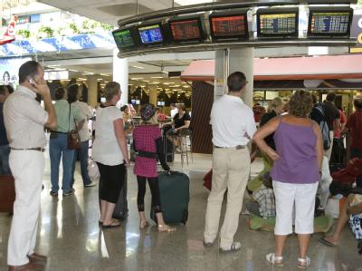 Touristen auf dem Son San Juan Flughafen in Mallorca. (Archivfoto vom 30.07.2009). Touristen