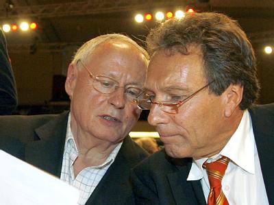 Oskar Lafontaine (l) und Klaus Ernst (Archivbild). Die Linkspartei plädiert für Neuwahlen im Saarland. Lafontaine und Ernst