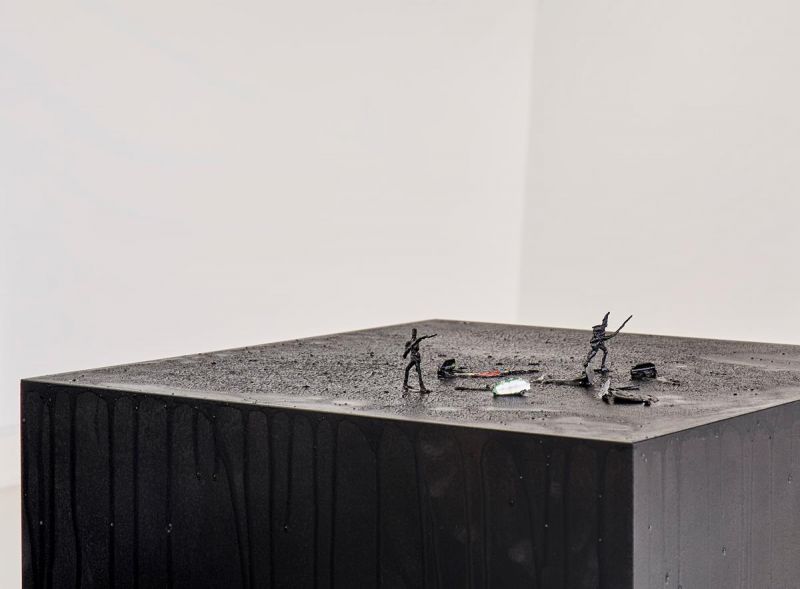 Latifa Echakhch, Sans Titre (Les soldats de plomb), 2019 / Photo: Norbert Miguletz, Courtesy of kamel mennour, kaufmann repetto, Dvir Gallery