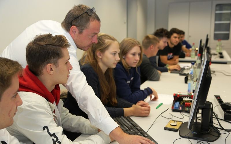 Mit Neugierde, Konzentration und Spaß erarbeiten sie die Schülerinnen und Schüler im Ferienkurs des Fachbereichs Informatik die neue Thematik und merken schnell: Mathematik macht Spaß / Foto/Dorothea Hoppe-Dörwald