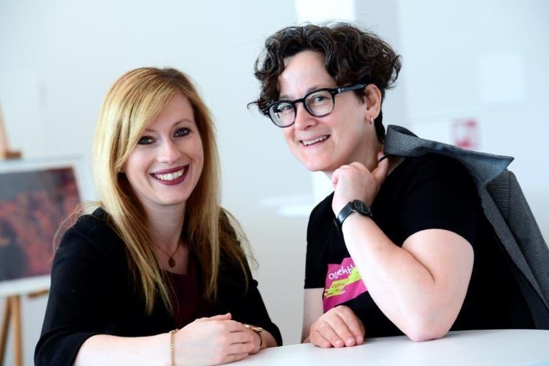 Machen sich im Bereich „Ausbildung“ des DVE für eine attraktive Ergotherapie-Ausbildung, mehr Anerkennung und berufliche Perspektiven stark: Jana Busse und Julia Schirmer (© DVE/ Barbara Neumann)