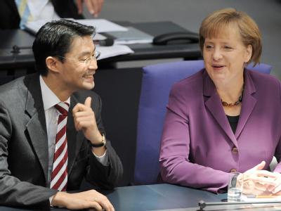 Gute Laune auf der Regierungsbank: Die Umfragewerte steigen wieder. Archivfoto: Rainer Jensen Rösler und Merkel