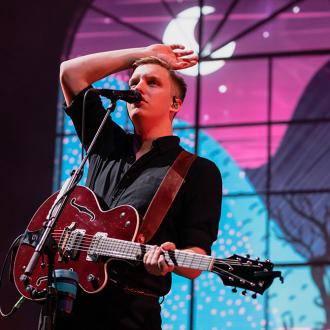 Der Sänger nutzte seine tiefe Stimme, um sich von anderen Künstlern aus dem gleichen Genre abzuheben. George Ezra