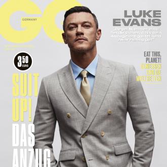 Der 40-jährige Schauspieler findet, dass jeder Mensch modische Freiheiten genießen sollte. Luke Evans