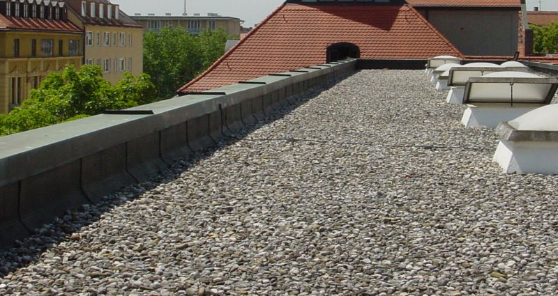 Ohne Notentwässerung in der umlaufenden Attika können bei einem Starkregen binnen weniger Minuten mehrere Tonnen Wasser die Statik dieses Flachdachs an ihre Grenzen bringen.