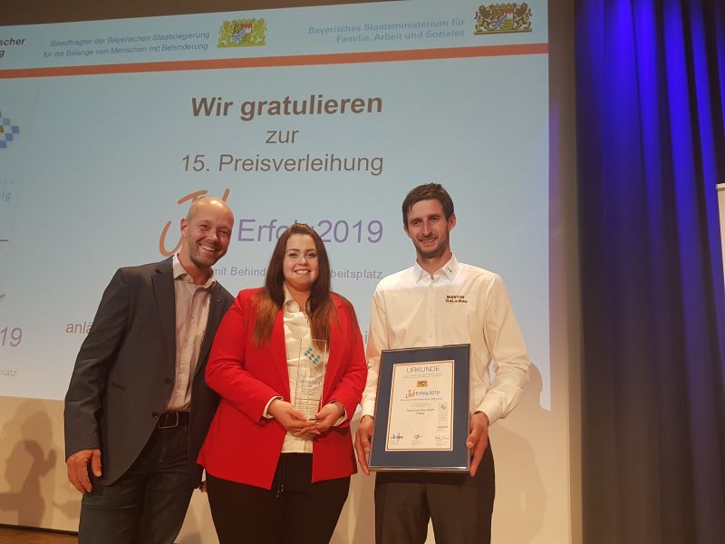 Foto (Martin GaLa-Bau GmbH) v.l.: Martin Sandkühler, stellv. Regionalvorsitzender Oberpfalz im Verband Garten-, Landschafts- und Sportplatzbau Bayern, zusammen mit den Preisträgern Michelle und Martin Regner bei ihrer Auszeichnung mit dem „