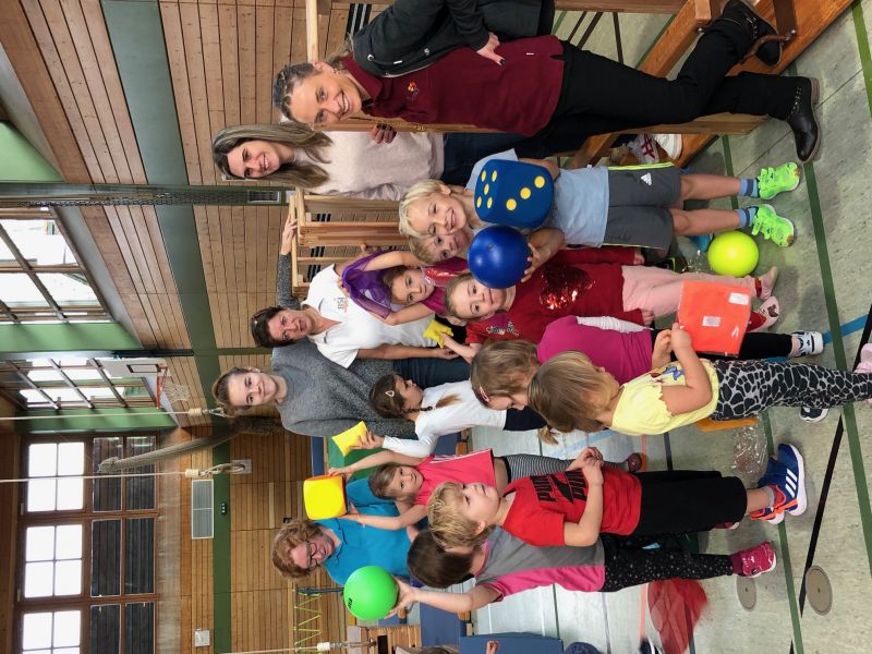 v. l. n. r.: Traude Mandel (BSJ), Victoria Hofmann (stellv. Leiterin KiGa Regenbogen), Dagmar Stromer (FC Puchheim), Stefanie Scheibe (Leitung KiGa Regenbogen) und Jasmin Jumtow (BKK ProVita) mit den Kindern des Kindergartens Regenbogen, die sich übe