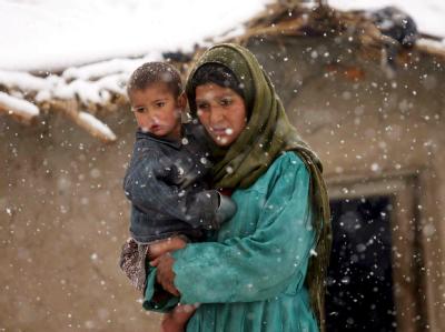 Eine Afghanin wartet in Kabul auf Lebensmittel des UN-Flüchtlingshilfswerks UNHCR. Winter in Afghanistan