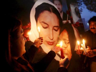 Anhänger von Benazir Bhutto mit einem Bild der Ermordeten. (Archivbild) Benazir Bhutto