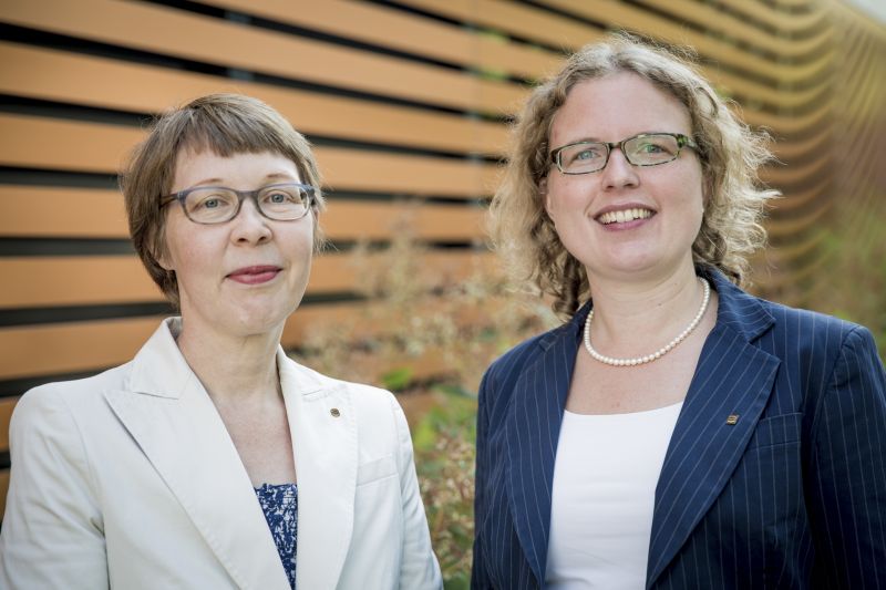 Gisela Eickhoff (links) und Ulrike Upmeyer freuen sich über die Auszeichnung.