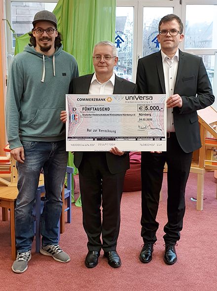 Scheckübergabe an den Deutschen Kinderschutzbund Kreisverband Nürnberg (v.l.): Markus Babinsky (Kinderschutzbund), Michael Baulig (Vorstandsvorsitzender uniVersa) und Tobias Thatmann (uniVersa) / Foto: uniVersa