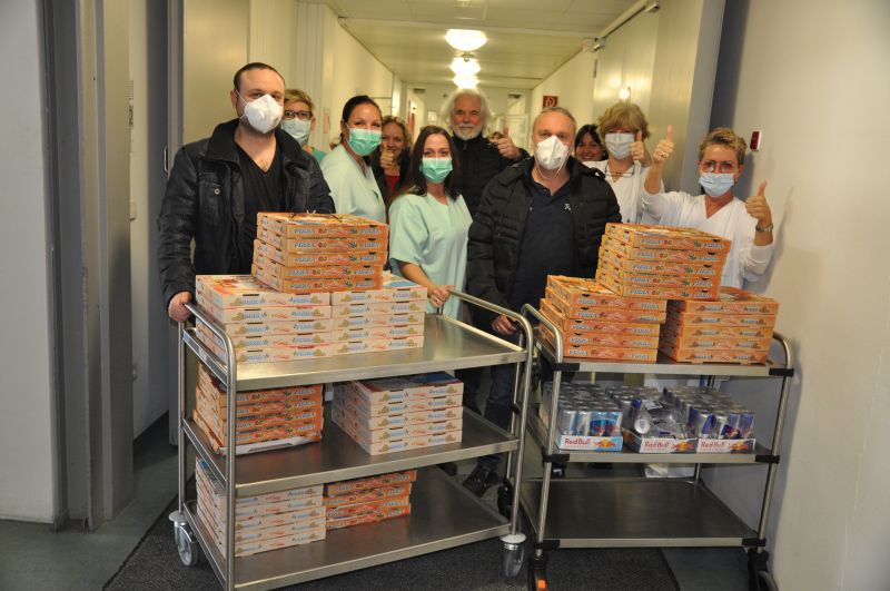 das Pflegeteam des Christophsbads beim Empfang der Pizzen