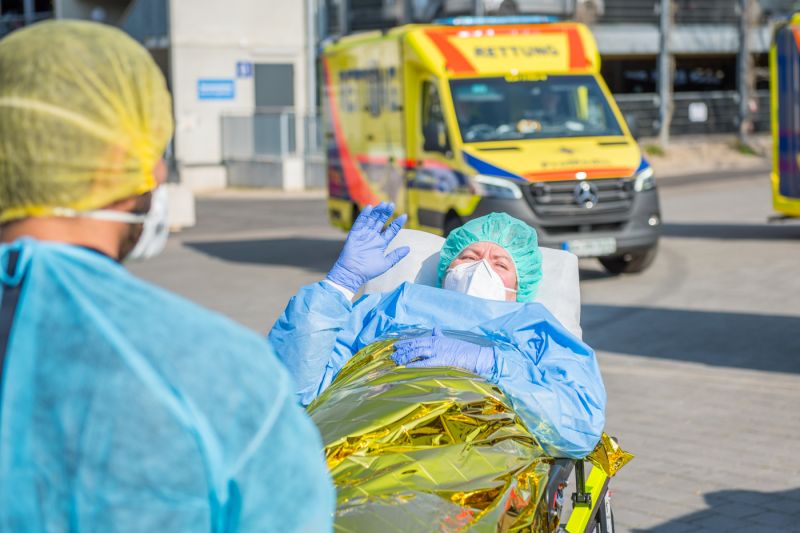 Die Patientin verabschiedet sich vom Klinikum / Foto: Markus Kümmerle
