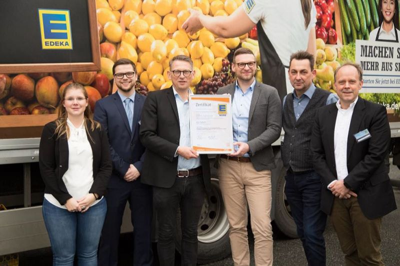 Zertifikatsübergabe - (c) EDEKA Nord ((V.l.n.r.: Rabea Schwarz (Mitarbeiterin Unternehmens-kommunikation EDEKA Nord), Thomas Möser (Teamleiter Agrar, Ernährung, Gastgewerbe, Handel GUTcert), Jochen Buser (Leiter Emissionshandel/Energiediens