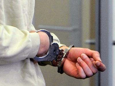 Im Zusammenhang mit der Zwickauer-Terrorzelle hat es eine neue Festnahme gegeben. Foto: Bernd Settnik/Archiv Handschellen