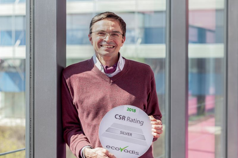 Stolz präsentiert Andreas Jenne, Sustainability Officer bei REHAU, die Silber-Auszeichnung der unabhängigen Rating-Agentur EcoVadis