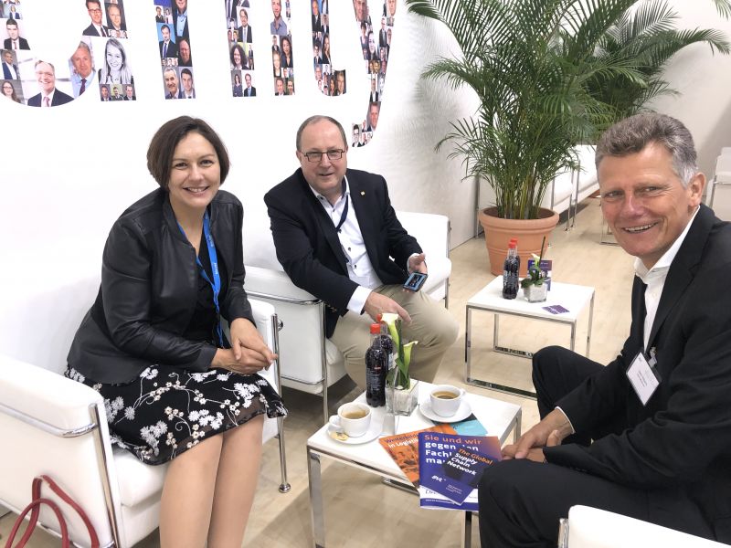 Im Rahmen der Messe transport logistic vereinbarten Andrea Walbert, Geschäftsführerin PMI Production Management Institute GmbH, München sowie Prof. Dr.-Ing. Thomas Wimmer und Uwe Peters, Geschäftsführung Bundesvereinigung Logistik