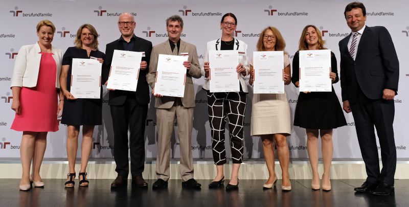 Lisa Krüger, Personalleiterin der perbit Software GmbH (6.v.l.), nahm in Berlin das Zertifikat zum audit berufundfamilie entgegen / Copyright: berufundfamilie, Thomas Ruddies/Christoph Petras
