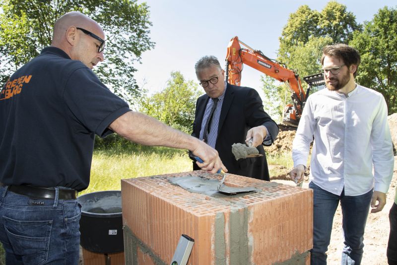 Regionspräsident Hauke Jagau legt gemeinsam mit Heimleiter Frank Himmer den Grundstein für das neue Mehrzweckgebäude / Foto: Region Hannover / Claus Kirsch
