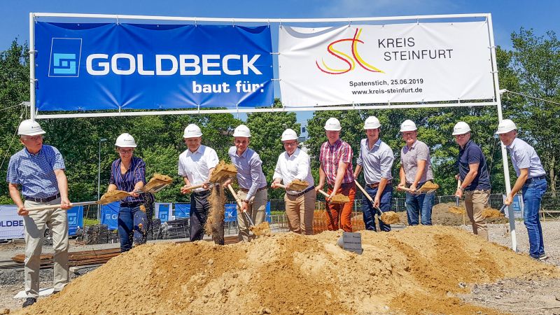 Die Spitzen von Kreisverwaltung und Bauleitung vollzogen den ersten Spatenstich für das neue Mitarbeiterparkhaus des Kreises Steinfurt (v.l.): Baudezernent Franz Niederau, Bauleiterin Anna Meyer, Kreisdirektor Dr. Martin Sommer, Christian Terwey (Nie