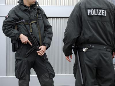 Polizisten sichern die Einfahrt des Oberlandesgerichts in Düsseldorf. (Archivbild) Sicherheitsmaßnahmen