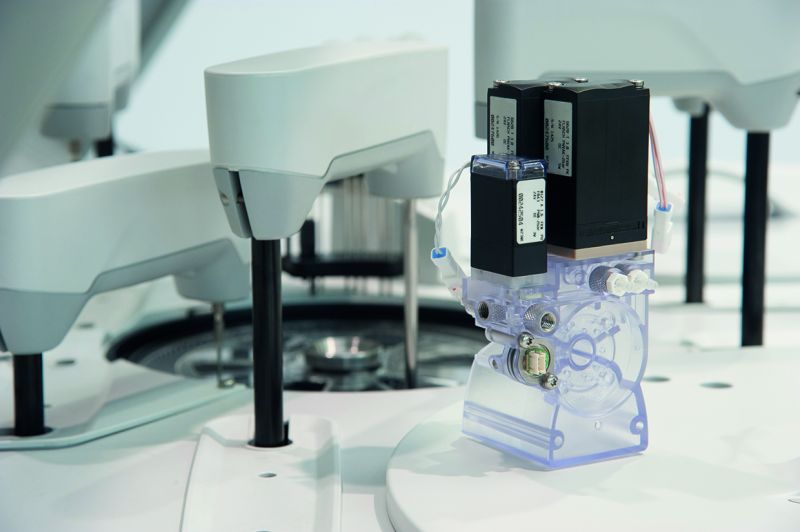 Neue Fluidmanagement-Lösung für die In-Vitro-Diagnostik. Die Dosiereinheit für einen neuen Analysator wurde von OEM und Bürkert-Systemspezialisten gemeinsam entwickelt (Quelle: Bürkert Fluid Control Systems)