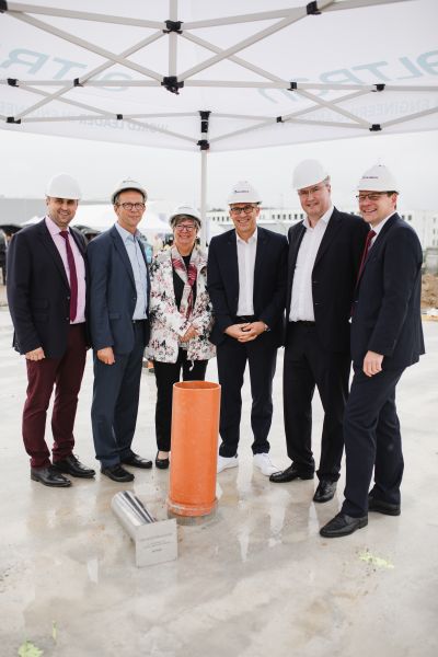 Grundsteinlegung Altran Campus Wolfsburg (v.l.n.r.) Stephan Hahn, Altran Standortleiter Wolfsburg; Klaus Dieter Mohrs, Oberbürgermeister der Stadt Wolfsburg; Angelika Jahns, Ortsbürgermeisterin Brackstedt/Velstove/Warmenau; André Bühri