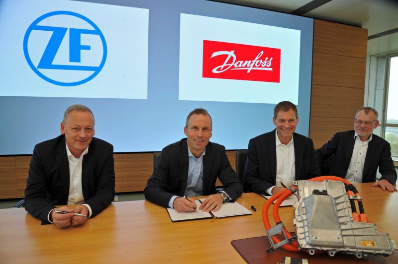 Harald Deiss, Leiter ZF Business Unit Electronic Systems, Jörg Grotendorst, Leiter ZF Division E-Mobility, Kim Fausing, CEO Danfoss Gruppe, Claus A. Petersen, Leiter Danfoss Silicon Power bei der Vertragsunterzeichnung, Bild: ZF