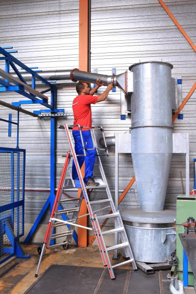 Steigtechnikprofi Hymer-Leichtmetallbau präsentiert auf der LogiMAT 2020 Lösungen zum sicheren, ergonomischen Arbeiten in der Höhe – wie die flexibel einsetzbare Plattformleiter HYMER ProTect