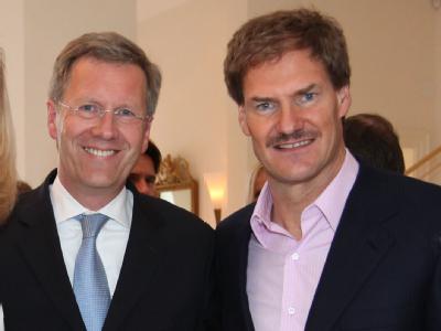 Christan Wulff, damals Ministerpräsident von Niedersachen, im Jahr 2009 bei der Feier zum 50. Geburtstag des AWD-Gründers Carsten Maschmeyer. Foto: Rainer Droese Wulff und Maschmeyer