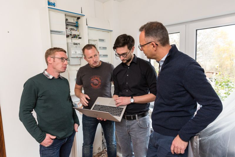WNG-Mitarbeiter Karl-Kristian Rost, WNG-Geschäftsführer Andreas Haak, WNG-Mitarbeiter Moritz Koch und Niederlassungsleiter Viessmann Deutschland GmbH in Stäbelow, Steffen Wurz (v.l.) testen und prüfen die Schaltbefehle zwischen dem Mes