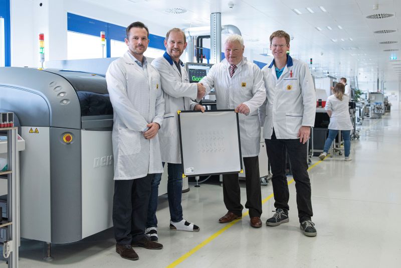 Übergabe der 200.000sten in Bad Vilbel gefertigten Schablone (von links nach rechts): Bereichsleiter Operations Peter Tomaszewski, Leiter der Produktion Martin Baur, Area Sales Manager PSP Wigand Poertner, Teamleiter Produktion-SMD Niklas Wolf / Bild