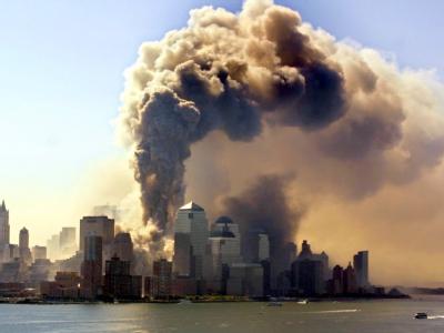 11.09.2001: Die Südspitze von Manhatten mit den einstürzenden Türmen des World Trade Centers. 11. September 2001