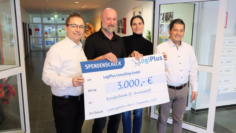 LogiPlus Geschäftsführer Thilo Matheis übergibt den Scheck an Michael Eberhart, Bereichsleiter Jugendhilfe beim St. Annastift, gemeinsam mit Lea Schobert und Christian Speck (v.l.n.r.)
