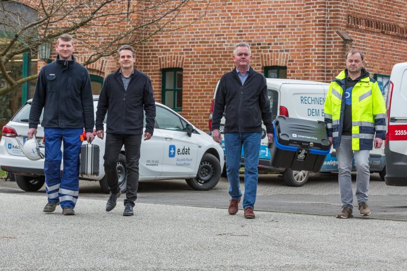Auf dem Weg zur Installation des intelligenten Messsystems im Amt Stralendorf: e.dat-Zählermonteur Tobias Sass, e.dat-Leiter Messgerätetechnik Gerd Brügmann, e.dat-Abteilungsleiter Messservice Detlef Repper und Elektromeister Karl Ruppert v