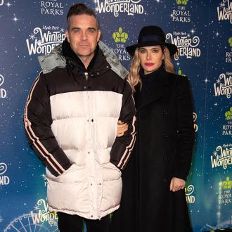 Der britische Musiker hat mit seiner amerikanischen Frau bereits drei kleine Kinder. Jetzt wurden sie dank einer Leihmutter zum vierten Mal Eltern. Robbie und Ayda Williams
