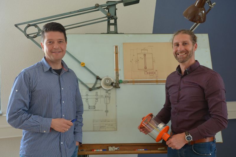 Abb. 1: Geschäftsführer Daniel Gutierrez Beck (links) und technischer Leiter Kai Friedrich (rechts) behaupten sich mit der L.+G. Beck GmbH und ihrer Marke UNIOELER als weltweit führender Anbieter für Tropföler, Ölstandsanzeig