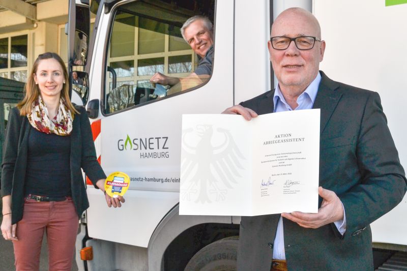 Mit Urkunde vom Bundesverkehrsminister: Udo Bottlaender, technischer Geschäftsführer von Gasnetz Hamburg freut sich mit Teamleiterin Nina Wegner und Stephan Rathje vom Rohrnetz über die Ernennung zum Sicherheitspartner.