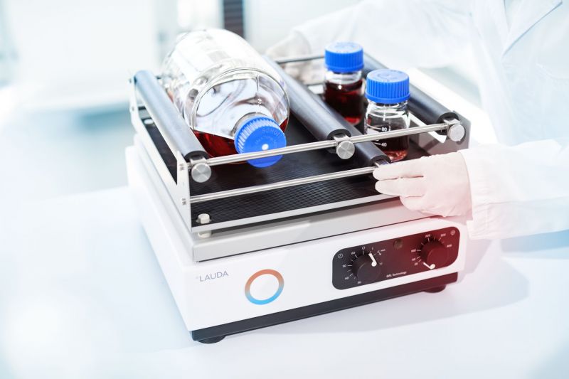 LAUDA Varioshake Schüttelapparate sind robuste Helfer im Labor mit kleinem Platzbedarf. Je nach Modell sind sie mit einer einfach zu bedienenden analogen oder digitalen Steuerung ausgestattet