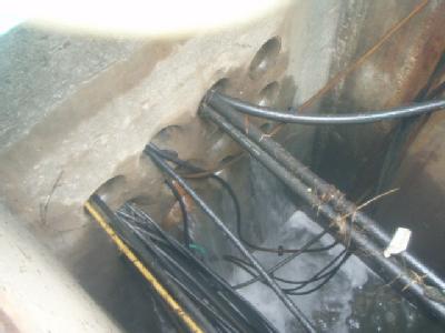 Ein von Tepco veröffentlichtes Foto zeigt aus einem beschädigten Reaktor strömendes Wasser. (Bild vom 11.5.) Fukushima