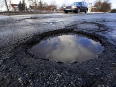 Straßenschaden durch Frost: Ein Schlagloch auf einer Bundesstraße in Schwerin. Schlagloch