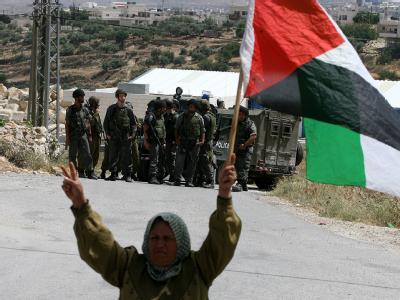 Eine Palästinenserin protestiert gegen den israelischen Sperrzaun. Archivbild: Abed Al Hashlamoun Flagge zeigen