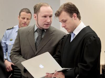Breivik in einem Gespräch mit einem Mitglied seines Verteidiger-Teams. Foto: Hakon Mosvold Larsen Breivik