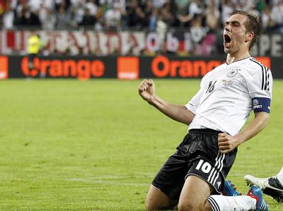 Philipp Lahm jubelt über seinen Treffer zum 1:0. Foto: Kamil Kraczynski Lahm