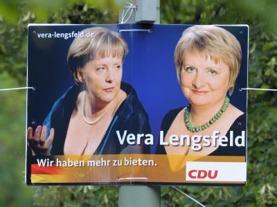 Ein Wahlplakat mit dem Bild der Berliner CDU-Direktkandidatin für den Wahlkreis Friedrichshain-Kreuzberg, Vera Lengsfeld, und der Kanzlerin. Wahlplakat