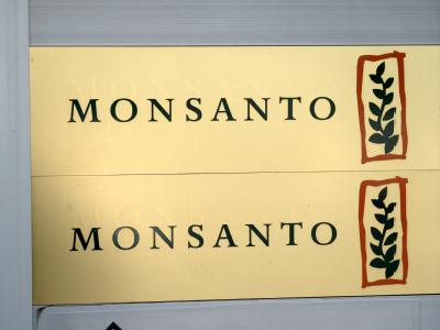 Der Biotechnik-Konzern Monsanto plant bestimmte Schweineprodukte als Erfindung schützen lassen. Firmenschild Monsanto