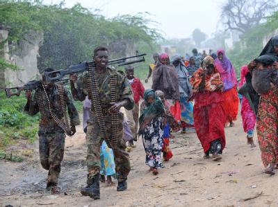 Eskortiert von Soldaten werden somalische Frauen und Kinder zum Lager einer Hilfsorganisation in Mogadischu gebracht. Mogadischu