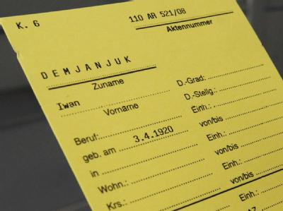 Eine Karteikarte im Fall Demjanjuk in der Karteikarte im Fall Demjanjuk