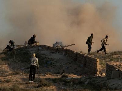 Libysche Rebellen während eines Kampfes mit Soldaten des Gaddafi-Regimes. (Archivbild) Im Kampf