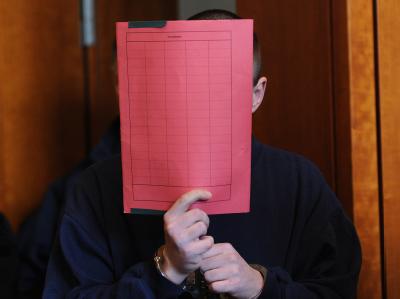 Der Angeklagte muss sich wegen des grausamen Todes zweier Teenager verantworten. Angeklagter